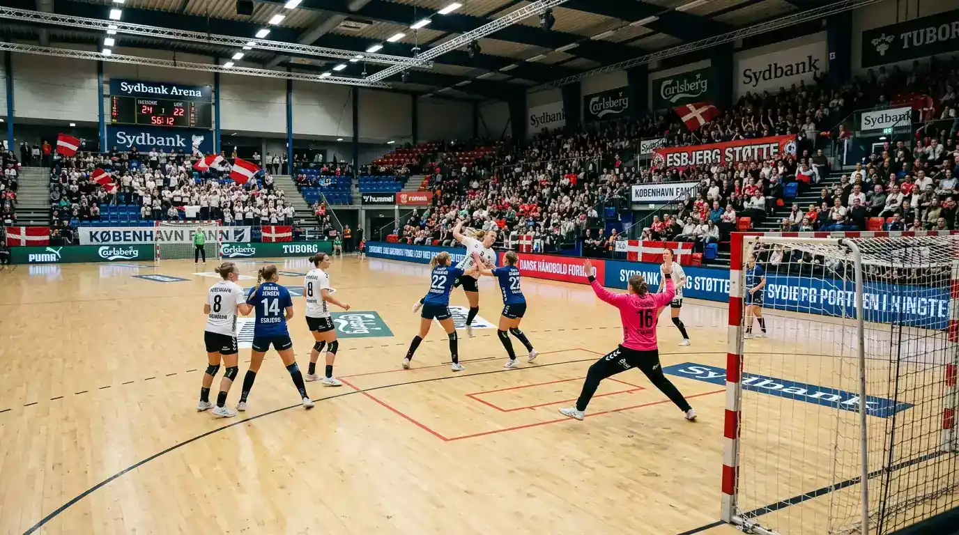 Kvindeligaen håndboldkamp i dansk arena med tilskuere og spillere i aktion